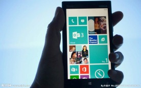 手握诺基亚手机