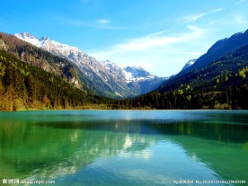 雪山湖泊