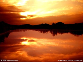 夕阳湖水
