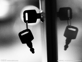 柜子上的钥匙黑白照