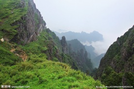 雾罩深山