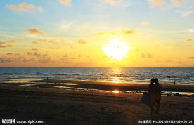 夕阳下的情侣