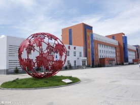 根河一中枫叶雕塑