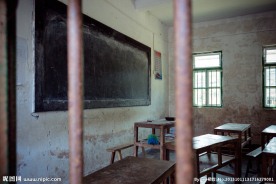 陈旧的教室 黑板 课桌