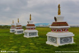 青海金银滩草原白塔