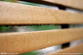 椅子上的雨滴