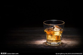 灯光下的玻璃杯