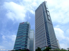 蓝天白云下勒泰中心