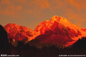 雪山上升起红太阳