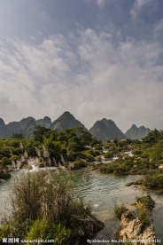 瀑布下的水池