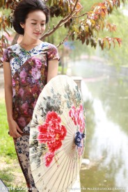 油纸伞旗袍美女图