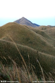 天空大地山坡户外驴行