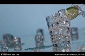 水杯冰块视频素材