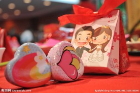 铁盒喜糖和纸盒喜糖