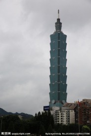 雨中台北101大楼