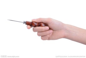 手拿着一个锥子