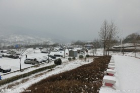 雪中的少林停车场