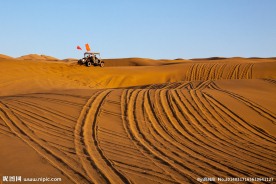新疆库木塔格沙漠摩托