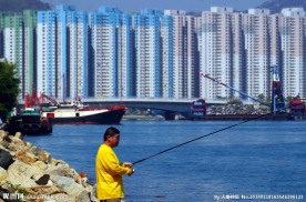 海洋码头钓翁
