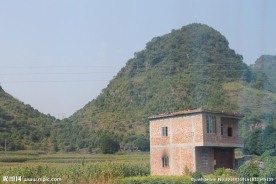 青山麦田与农家小舍