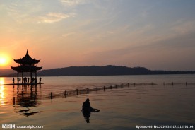 夕阳下的音乐喷泉