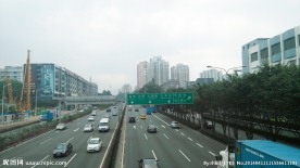 水贝地铁出口天桥 街