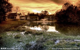 黄昏中的沼泽小镇