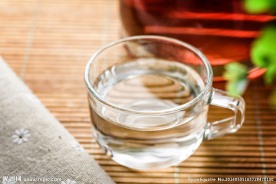 竹席上的一杯清水