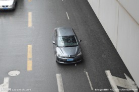 公路上行驶的汽车