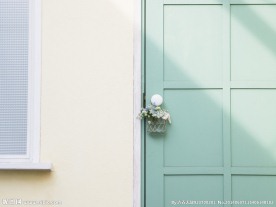 室内淡雅花与凳子文艺生活摄影