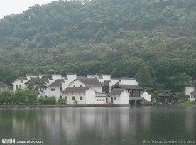 依山傍水