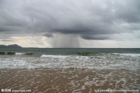下雨的海边