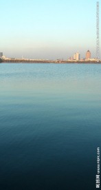 城市湖面