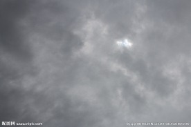 下雨前灰色的天空