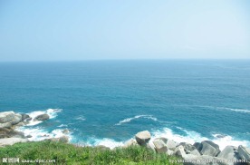 被海浪拍打的石头