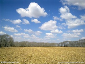 黄土地与蓝天白云