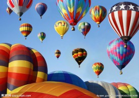 天空中的彩色热气球