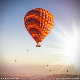 天空中的彩色热气球