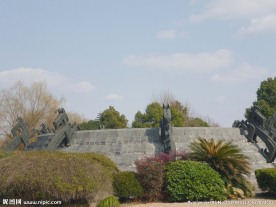 古坛一侧