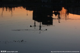 湖面黄昏景色