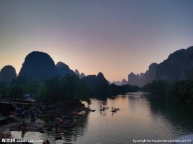 夕阳下的遇龙河飘流