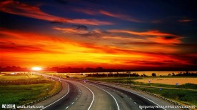 晚霞中的公路