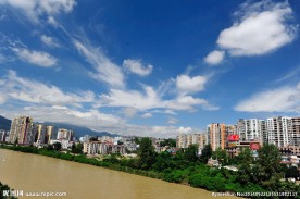白云下的城市