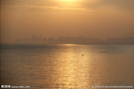 晚霞倒影在海面