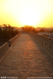 夕阳下的城楼道路