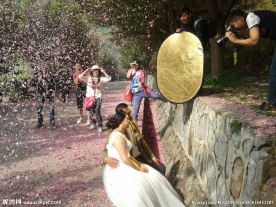 花雨下的新郎新娘