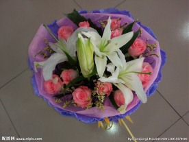 玫瑰百合花束图片