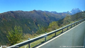 亚丁景区公路秋色