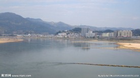 沙滩河流