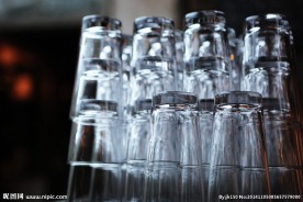 吧台上的玻璃杯